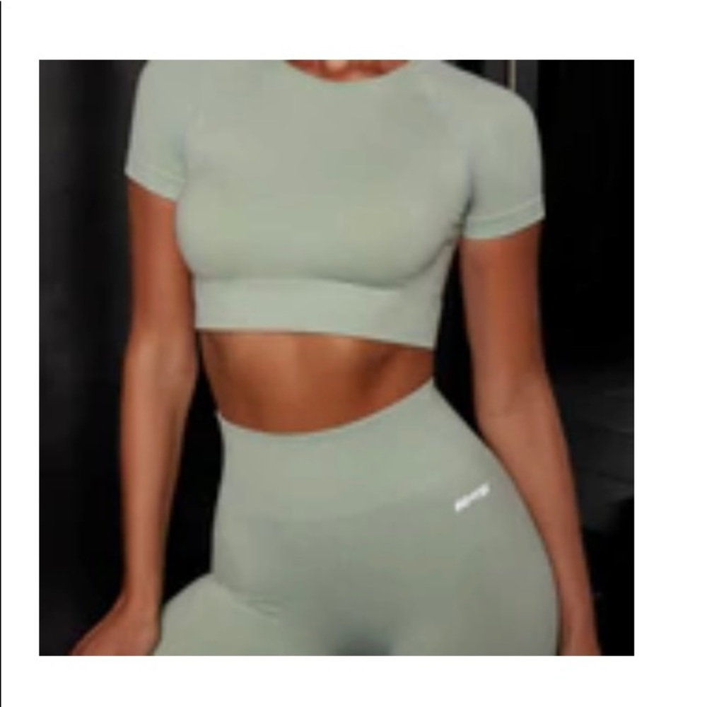 Bo+Tee Sport Crop Top in melange green size Large